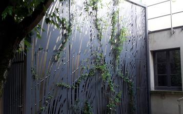 Tôles découpées dans le patio de La Femme Sans Tête à Sézanne (51)